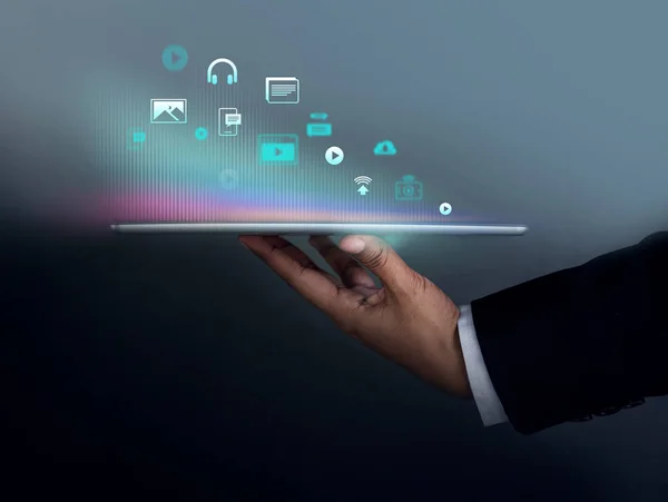 Marketingkonzept Für Digitale Inhalte Geschäftsmann Hält Tablet Viele Symbole Präsentieren — Stockfoto