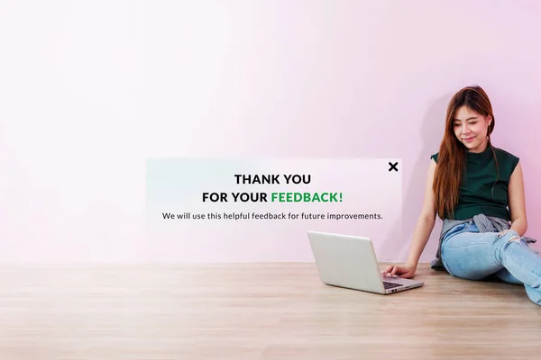 Customer Experience Concept Young Client Woman Sent Her Online Feedback — Stock Photo, Image
