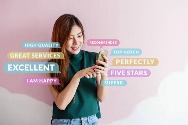 Концепція Досвіду Клієнтів Щаслива Молода Жінка Використовує Смартфон Читання Позитивного — стокове фото