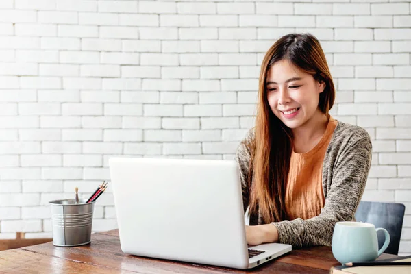 Χαρούμενος Νεαρός Freelancer Γυναίκα Που Εργάζεται Στον Υπολογιστή Φορητό Υπολογιστή — Φωτογραφία Αρχείου