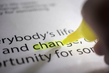 Yeni meydan okuma olarak yaşam ya da iş kavramı için değiştirin. Marker kalem vurgulayarak eliyle kağıda sarılı