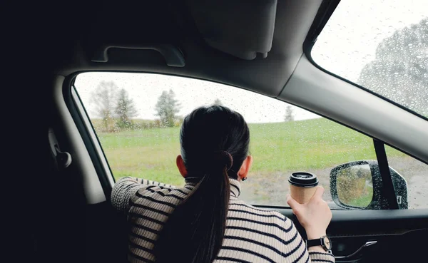 Donna Con Caffè Caldo Seduta Auto Guardando Fuori Attesa Che — Foto Stock