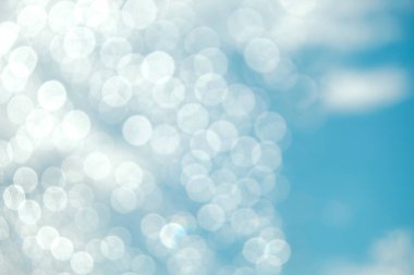 Mavi gökyüzü ve bulutlar güneşli Bokeh ve yetenek aydınlatma ile