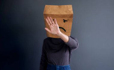 Müşteri deneyimi veya insan duygusal kavramı. Kadın kaplı yüzüne kese kağıdı onun üzgün çizilen çizgi karikatür ve beden dili tarafından sunulması