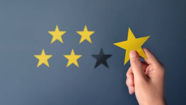 5 Star Rating vererek el istemci tarafından müşteri deneyimi kavramı, memnuniyeti için en mükemmel hizmet sunmak