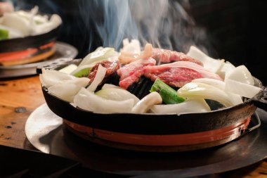 Jingisukan veya cengiz han, Japon ızgara koyun eti bir dışbükey Metal tava, özellikle popüler gıda Kuzey Hokkaido Adası üzerinde üzerinde