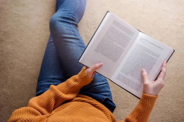 Conceito Leitura Foco Suave Mulher Jovem Relaxando Pelo Livro Casa — Fotografia de Stock