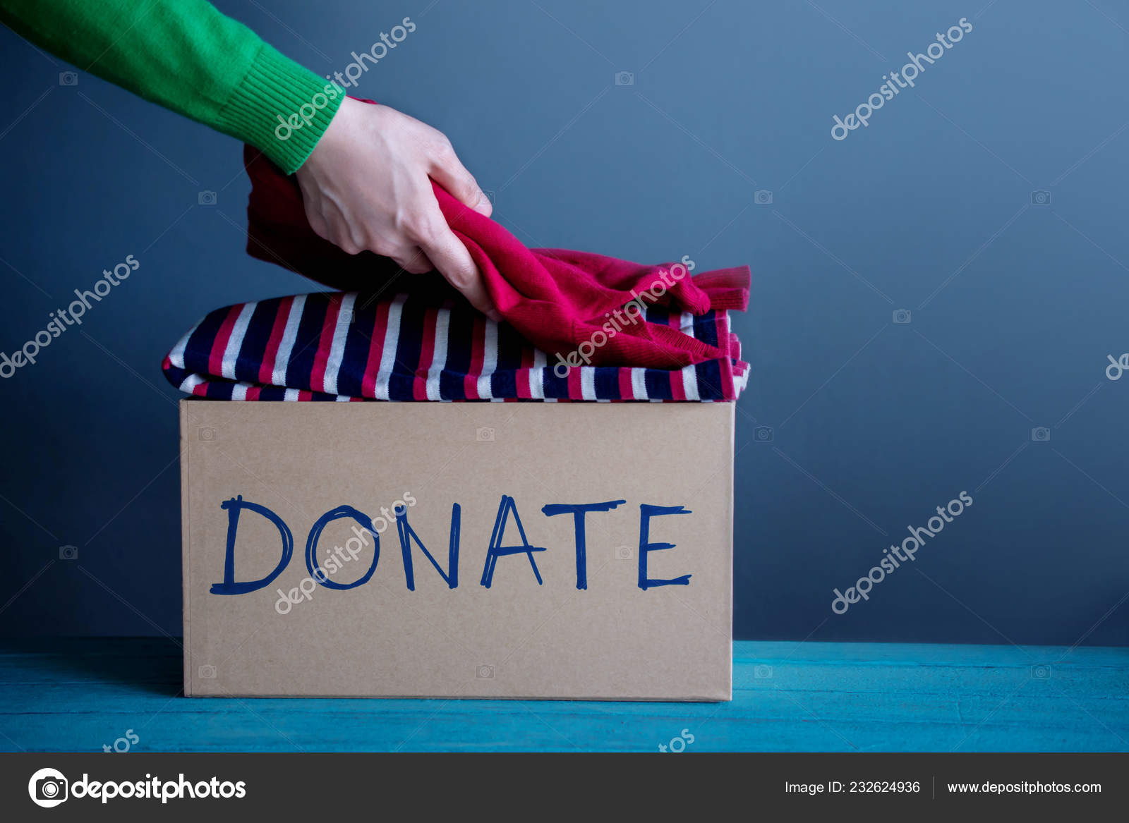 Donationskoncept Kvinde Forbereder Brugte Gamle Tøj Donate Box — Stock-foto sirinapawannapat.gmail.com #232624936