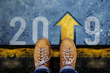 2019 yıl kavramı. En iyi görünüm, Erkek deri ayakkabı ayakta adımlara kavşak numarası ve ileri ok ile 