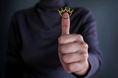 Müşteri deneyimi kavramı, memnuniyeti için en mükemmel Rating Hizmetleri başparmak mutlu istemci tarafından taç ve gülümseyen yüz simgesi ile mevcut