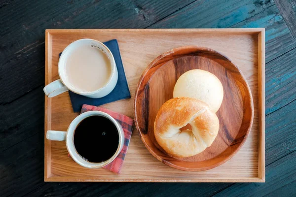 Pão Bagel Caseiro Fresco Café Quente Chá Leite Bandeja Madeira — Fotografia de Stock