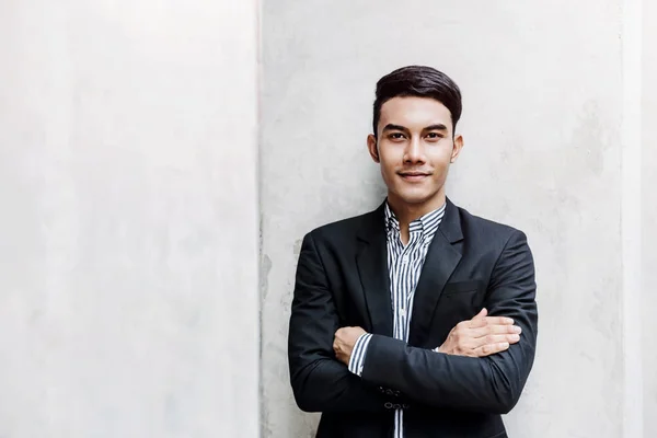 Retrato Jovem Empresário Feliz Muralha Sorrindo Braços Cruzados Olhando Para — Fotografia de Stock