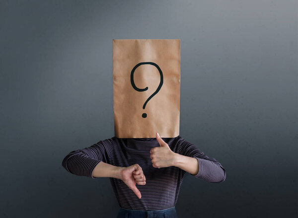 Концепция работы с клиентами. Женщина-клиент с знаком вопроса значок на бумажной сумке запутался в обратную связь между положительным и отрицательным
