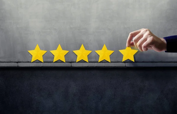 客户体验理念 最优秀的服务 满意的客户提供五星级评级的手 — 图库照片