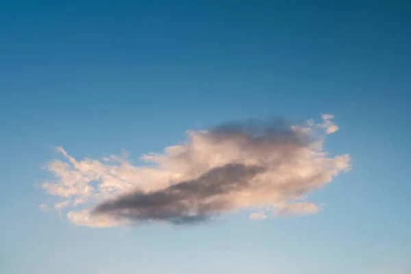 Wolken Blauen Himmel Sonnigen Tag Bei Sonnenuntergang Naturkulisse Bei Gutem — Stockfoto