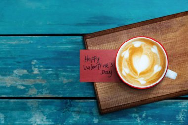 Sevgililer günü veya müşteri hizmetleri ve hizmet anlayışı. Not ve Cafe kısa mesaj ile sıcak bir Latte Kahve Barista servis