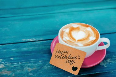 Sevgililer günü veya müşteri hizmetleri ve hizmet anlayışı. Not ve Cafe kısa mesaj ile sıcak bir Latte Kahve Barista servis
