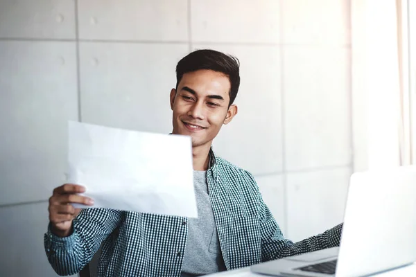 Feliz Joven Empresario Asiático Trabajando Ordenador Portátil Lugar Trabajo Sonriendo —  Fotos de Stock