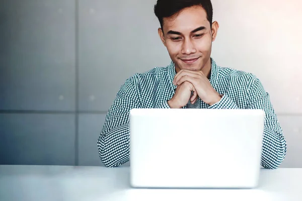 Jovem Empresário Asiático Feliz Trabalhando Computador Portátil Seu Local Trabalho — Fotografia de Stock