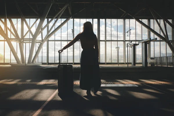 Подорожі Концепцію Очікування Молодої Жінки Чемодан Платформі Залізничному Вокзалі Подорожуючи — стокове фото