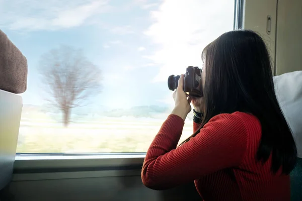 Concepto Viaje Mujer Viajera Joven Con Cámara Tomando Fotos Mientras — Foto de Stock