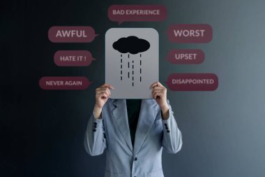 Müşteri deneyimi kavramı. Uhappy istemci duvar kağıt üzerine üzüntü işareti ile ayakta. Konuşma balonu içinde olumsuz eleştiri çevrili