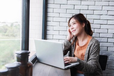 Çalışan bilgisayar dizüstü rahat evde, düşünceli duruş dış pencere, yeni nesil insanların, başarı için rüya yaşam tarzı arayan kadın genç Freelancer kadın