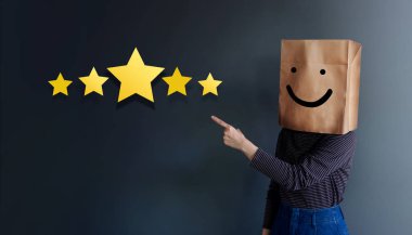 Müşteri deneyimi kavramı. Kadın kafasını kağıt torba ile mutlu duygu yüz ve beş yıldız Hizmetleri memnuniyeti değerlendirme gösteren bir ele tarafından kapsamında. Müşteri geri bildirim ve eleştiri