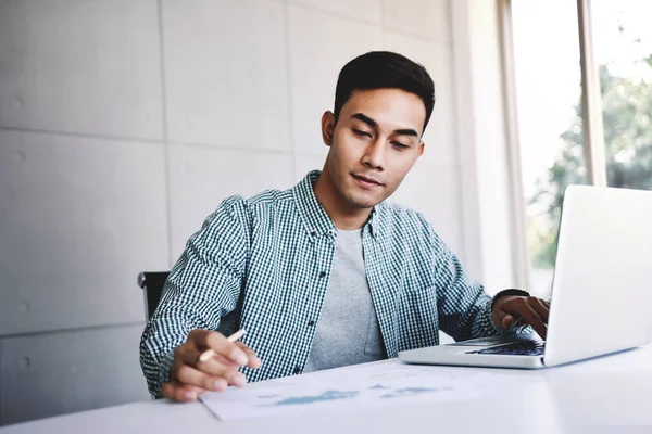 Jovem Empresário Asiático Feliz Trabalhando Computador Portátil Seu Local Trabalho — Fotografia de Stock