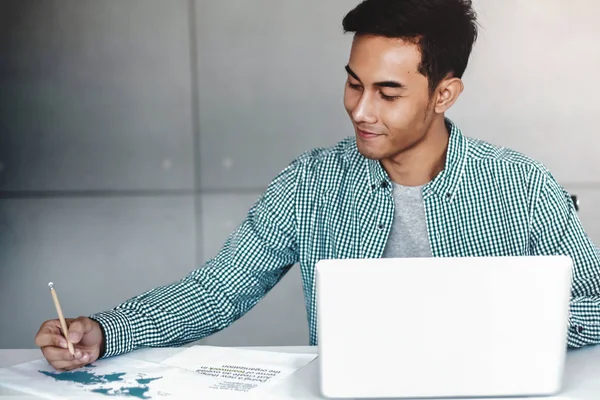 Szczęśliwy Młody Azjatycki Biznesmen Pracę Komputerze Przenośnym Jego Miejscu Pracy — Zdjęcie stockowe