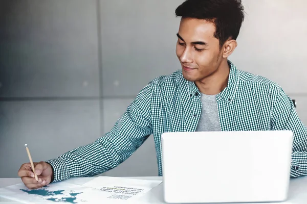 Feliz Joven Asiático Hombre Negocios Trabajando Computadora Portátil Lugar Trabajo — Foto de Stock