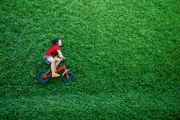 Widok Szczęśliwy Chłopiec Azjatyckich Dziewczyna Rowerze Lay Zielony Trawnik Letni — Zdjęcie stockowe