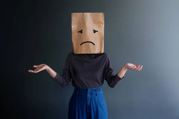 Doświadczenie Klienta Lub Ludzkiej Koncepcji Emocjonalnej Kobieta Zakryła Twarz Papierową — Zdjęcie stockowe