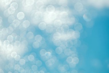 Mavi gökyüzü ve bulutlar güneşli Bokeh ve yetenek aydınlatma ile