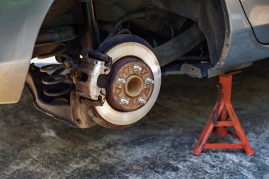 Lastik değiştirme kavramı. Garaj ' ve araçları. Araba bakım ve servisler