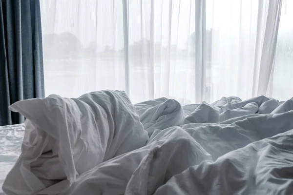 Cama Blanca Desordenada Mañana Después Que Alguien Despertó Cortina Abierta — Foto de Stock