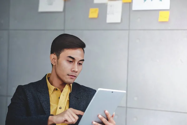 Concepto Pequeña Empresa Estrategia Joven Empresario Sala Reuniones Trabajar Con — Foto de Stock