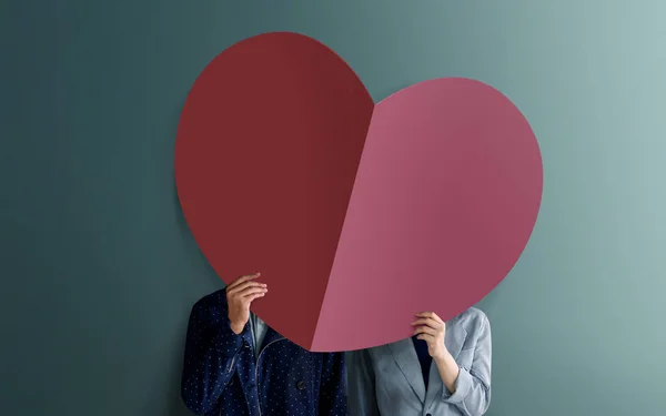 Láska Valentines Den Koncepce Pár Stojící Zdi Pokrývající Tváře Nazpaměť — Stock fotografie