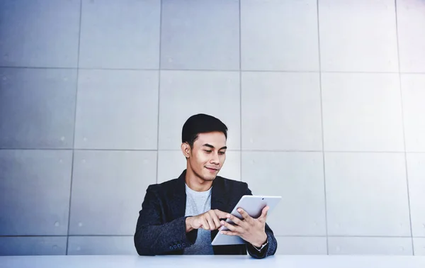 Χαρούμενος Νεαρός Ασίας Επιχειρηματίας Που Εργάζεται Ψηφιακή Δισκίο Χαμογελάει Και — Φωτογραφία Αρχείου