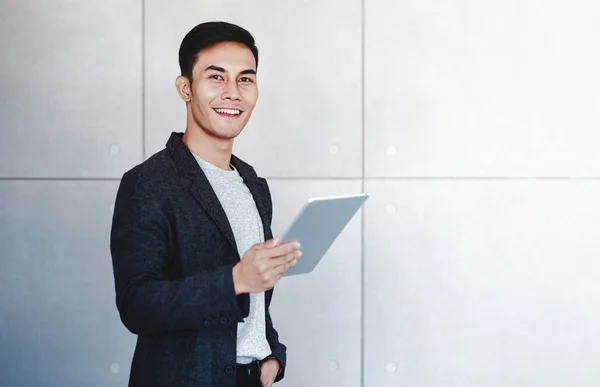 Retrato Jovem Empresário Feliz Usando Tablet Digital Junto Parede Betão — Fotografia de Stock