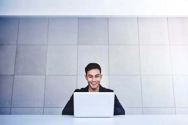 Feliz Joven Empresario Asiático Trabajando Ordenador Portátil Lugar Trabajo Sonriendo — Foto de Stock