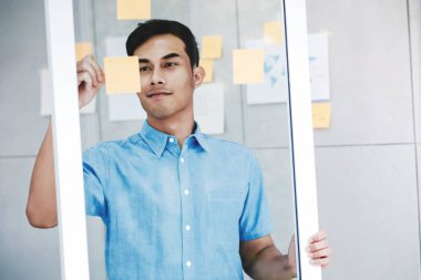 Genç Asyalı işadamı ofis toplantı odasında çalışma. Adam Anal