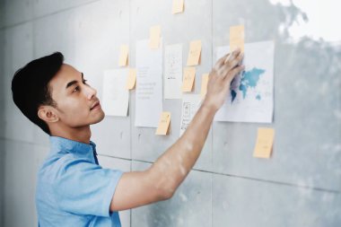 Genç Asyalı işadamı ofis toplantı odasında çalışma. Adam Anal