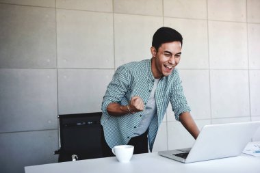 Küçük işletmeler ve başarılı konsepti. Genç Asyalı işadamı G