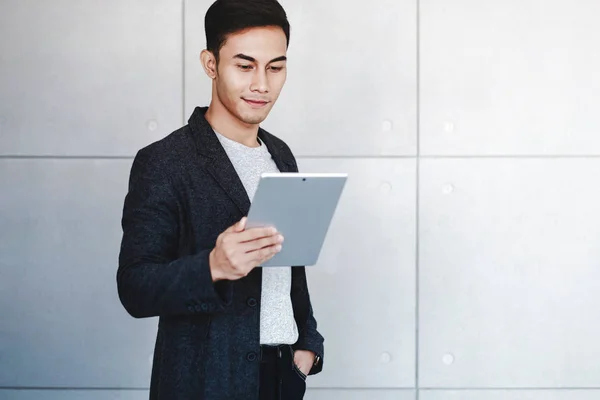 Portret młodego biznesmena szczęśliwy przy użyciu cyfrowego tabletu. Do złożenia wniosku — Zdjęcie stockowe