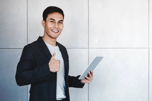 Jovem Empresário Feliz Sorrindo e Mostrar Polegares para cima ao usar D — Fotografia de Stock