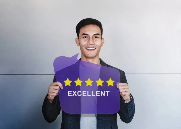 Customer Experience Konzept. zufriedene Kundin zeigt fünf Sterne — Stockfoto