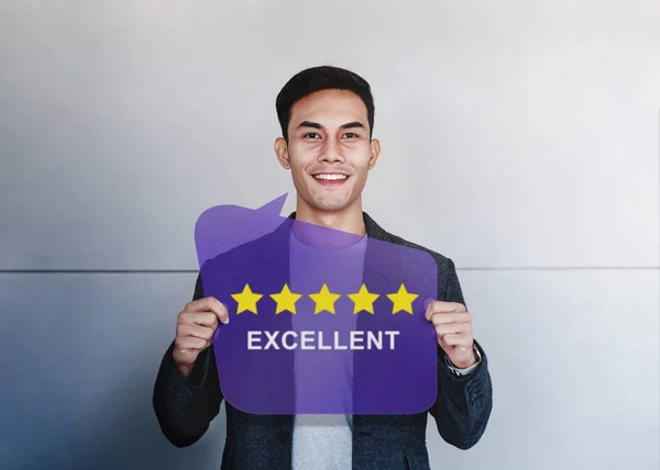 Concepto de Experiencias del Cliente. Cliente feliz mostrando cinco estrellas Ra — Foto de Stock