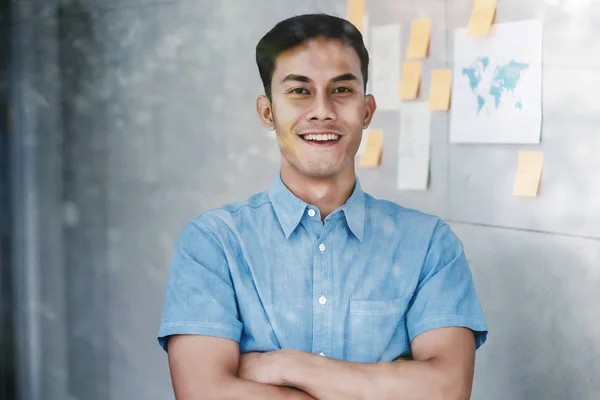 Retrato de Jovem Empresário Asiático feliz em pé junto à janela — Fotografia de Stock