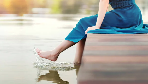 Vida desconectada o vida humana con concepto de naturaleza. Mujer joven —  Fotos de Stock